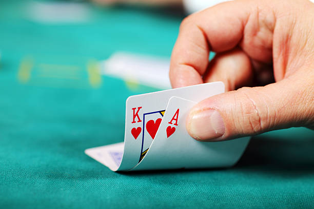 orisbet পোকার টেবিলে বন্ধুরা একসাথে খেলছে